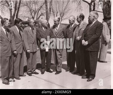 Le président Harry S. Truman est à Omaha, Nebraska, pour rencontrer les gouverneurs des états du Midwest pour discuter des conditions d'inondation liées aux rivières Missouri et Mississippi. De gauche à droite : Sigurd Anderson, Dakota du Sud ; Elmer Anderson, Minnesota ; Walter Kohler, Wisconsin ; Président Truman ; Val Peterson, Nebraska ; Norman Brunsdale, Dakota du Nord ; Adlai Stevenson, Illinois ; et William Beardsley, Iowa. 16 avril 1952 Banque D'Images