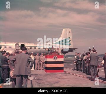 Le Président Harry S. Truman et le Président Romulo Gallegos du Venezuela s'adressent à la foule réunie à l'aéroport national pour accueillir le Président en visite le 1er juillet 1948. Banque D'Images