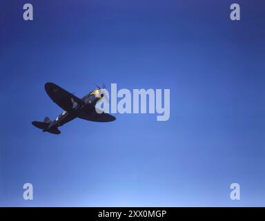 La République de l'IIe Guerre mondiale P-47 décolle. CA. 1942. Le Republic P-47 Thunderbolt est un avion de chasse de la seconde Guerre mondiale produit par la société américaine Republic Aviation de 1941 à 1945. C'était un chasseur à haute altitude réussi, et il a également servi de premier chasseur-bombardier américain dans le rôle d'attaque au sol. Son armement principal était huit mitrailleuses de calibre 50, et il pouvait transporter des roquettes de 5 pouces ou une charge de bombe de 2 500 livres (1 100 kg). Lorsqu'il est complètement chargé, le P-47 pèse jusqu'à 8 tonnes, ce qui en fait l'un des chasseurs les plus lourds de la guerre. Banque D'Images