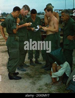 Un suspect Viet Cong, capturé lors d'une attaque contre un avant-poste américain près de la frontière cambodgienne au Sud-Vietnam, est interrogé. 20 décembre 1968. Banque D'Images