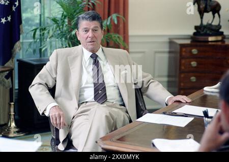 Président Reagan assis à son bureau dans le bureau ovale. 4 septembre 1981 Banque D'Images