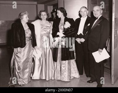 De gauche à droite, la première dame Bess Truman, Mlle Margaret Truman, MRS Marian Frances Truitt (fille d'Alben Barkley), le vice-président Alben Barkley, et le président Harry S. Truman assistent au gala inaugural à l'arsenal de la Garde nationale, Washington, DC le 19 janvier 1949 Banque D'Images