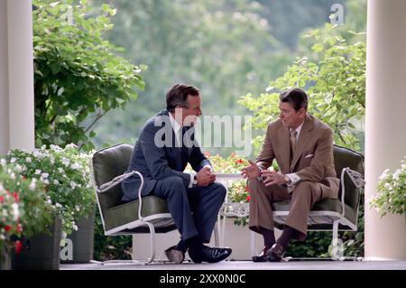 Le président Reagan et le vice-président George Bush sur la Colonnade. 7 juillet 1988 Banque D'Images