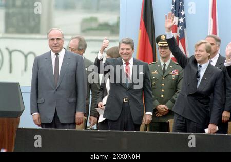 Le président Reagan au mur de Berlin porte de Brandebourg Berlin Ouest. 12 juin 1987 Banque D'Images