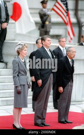 Le président Reagan, Nancy Reagan et l'empereur japonais Hirohito au palais Akasaka à Tokyo au Japon. 9 novembre 1983 Banque D'Images