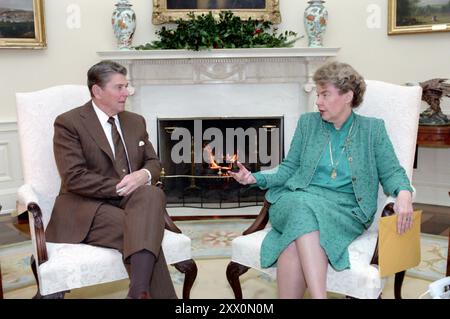 Rencontre du président Reagan avec Jeane Kirkpatrick au Bureau ovale. 11 décembre 1984 Banque D'Images