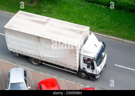 OSTRAVA, TCHÉQUIE - 7 MAI 2024 : camion de caisse Iveco blanc avec léger effet de flou de mouvement Banque D'Images