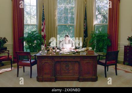Le président Reagan travaille dans le bureau ovale. 26 octobre 1988 Banque D'Images