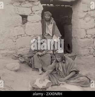 Vie en Palestine à la fin du XIXe et au début du XXe siècle. Une femme de Jéricho moderne, cuisinant du pain sans levain. Palestine historique. Empire ottoman. 1890-1900 Banque D'Images