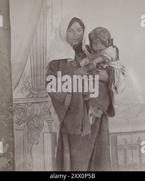 Vie en Palestine à la fin du XIXe et au début du XXe siècle. Femme et enfant arabes. Palestine historique. Empire ottoman. 1890-1900 Banque D'Images