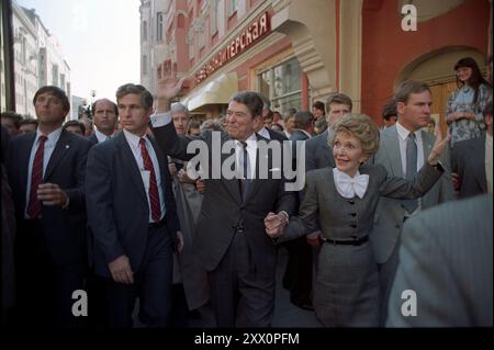 Le président Reagan et Nancy Reagan saluent les citoyens moscovites sur la rue Arbat pendant le Sommet de Moscou. 29 mai 1988 Banque D'Images