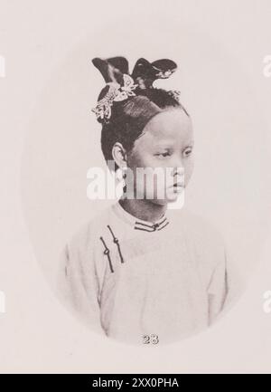 Photo vintage de coiffure féminine chinoise. Illustrations de la Chine Qing, 1875 photo montre une jeune fille Swatow, montre un style de coiffure adopté dans cette partie de la province les cheveux des Chinois sont uniformément noirs, ou brun très foncé. Leurs cheveux, eux aussi, sont uniformément droits, et les hommes portent tous la queue, tandis que les femmes habillent leurs tresses dans une diversité de formes artistiques pour convenir à la mode dominante de la localité dans laquelle ils résident. Banque D'Images