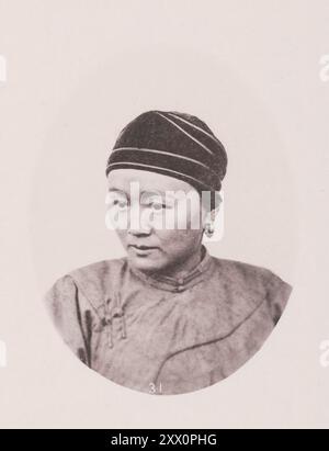 Photo vintage de coiffure féminine chinoise. Illustrations de Qing Chine, 1875 photo donne le mode pittoresque de coiffer les cheveux en vogue parmi les femmes de Shanghai ; ceux-ci cachent leurs tresses corbeaux sous un snood en velours noir bordé de blanc ou bleu pâle, et remarquable par sa simplicité tranquille. Les cheveux des Chinois sont uniformément noirs, ou brun très foncé. Leurs cheveux, eux aussi, sont uniformément droits, et les hommes portent tous la queue, tandis que les femmes habillent leurs tresses dans une diversité de formes artistiques pour convenir à la mode dominante de la localité dans laquelle ils résident. Banque D'Images