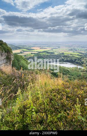 Lac Gormire et Whitestone Cliff près de Thirsk, Yorkshire du Nord, Royaume-Uni Banque D'Images