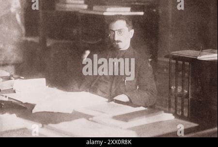 Photo vintage de Nikolai Podvoisky. Ancien commissaire du peuple aux affaires militaires. 1917-1919 Nikolaï Ilyich Podvoisky (1880-1948) était un révolutionnaire bolchevique russe, homme d'État soviétique et le premier commissaire du peuple aux affaires militaires et navales de la SFSR. Il a joué un rôle important dans la révolution russe de 1917 et a écrit de nombreux articles pour le journal soviétique Krasnaya Gazeta. Il a également écrit une histoire de la Révolution bolchevique, qui décrit les progrès de la Révolution russe. Banque D'Images