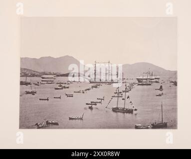 Photo vintage du port de Hong Kong du XIXe siècle. Illustration de la Chine, 1875 Hong Kong est une région administrative spéciale de la République populaire de Chine. Avec 7,4 millions de résidents de nationalités diverses sur un territoire de 1 104 kilomètres carrés (426 miles carrés), Hong Kong est l'un des territoires les plus densément peuplés du monde. Hong Kong a été établie comme colonie de l'Empire britannique après que la dynastie Qing a cédé l'île de Hong Kong en 1841-1842, à la suite de la perte de la première guerre de l'opium. La colonie s'est étendue à la péninsule de Kowloon en 1860 et a été étendue à nouveau lorsque les États-Unis Banque D'Images