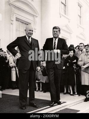 Le président Dwight D. Eisenhower et le président élu John F. Kennedy se présentent devant les journalistes, 6 décembre 1960 le président Dwight D. Eisenhower et le président élu John F. Kennedy se présentent devant les journalistes avant de se réunir au bureau ovale. North Portico, Maison Blanche, Washington, D.C. Banque D'Images