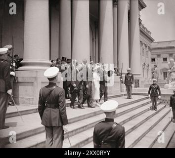 Photo vintage du roi George VI et de la reine Elizabeth sur les marches du Capitole des États-Unis, Washington, D.D., lors de leur visite royale. USA, 9 juin 1939 Banque D'Images