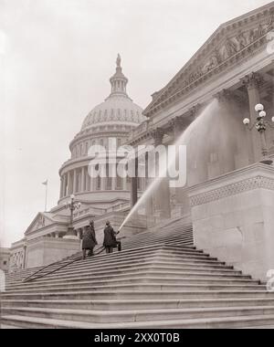 Photo vintage de pompiers nettoyant le côté sénat du Capitole des États-Unis. USA, CA. 1937 Banque D'Images