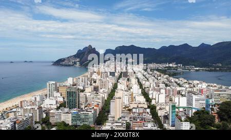 Rio de Janeiro, Brésil - 15 novembre 2022 : vue aérienne d'Ipanema et Leblon, y compris la plage et le lagon avec les montagnes en arrière-plan Banque D'Images