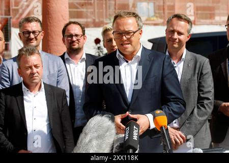 cdu 100 tage regierungsprogramm Erfurt, 16.08.2024 CDU-Spitzenkandidat zur Landtagswahl in Thüringen, Mario Voigt stell sein 100-Tage-Regierungsprogramms vor, das ein 13-köpfiges Expertenteam erstellt Hat. DAS Gremium Hat nach 2 Wochen intensiver Arbeit zentrale Kernanliegen und Projekte formuliert, die jetzt in konkretes politisches Handeln für die ersten 100 Tage einer CDU-geführten Regierung fließen sollen. Die Pressekonferenz fand vor der Thüringer Staatskanzlei in Erfurt statt, in der sich zurzeit eine Baustelle befindet. IM Foto : Mario Voigt Foto Mario Gentzel Thüringen Deutschland *** c Banque D'Images