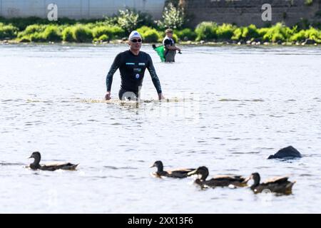 Usti nad Labem, République tchèque. 21 août 2024. Professeur allemand de chimie (professeur de natation) Andreas Fath de l'allemande Hochschule Furtwagen atteignant l'Elbe à Usti nad Labem, République tchèque, le 21 août 2024. Andreas Fath attire l'attention sur la pollution microplastique dans les plans d'eau. H2Org, organisation à but non lucratif de Fath, travaille avec Plastic-Free nature Alliance sur le projet Pure Elbe. Crédit : Ondrej Hajek/CTK photo/Alamy Live News Banque D'Images