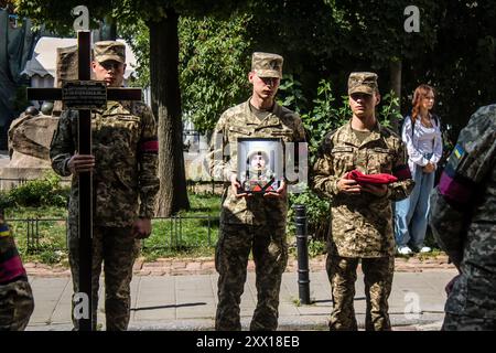 Lviv, Ukraine, 21 août 2024 cérémonie funéraire militaire devant l'église des très Saints Apôtres Pierre et Paul pour trois soldats ukrainiens Banque D'Images