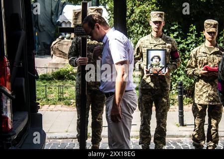 Lviv, Ukraine, 21 août 2024 cérémonie funéraire militaire devant l'église des très Saints Apôtres Pierre et Paul pour trois soldats ukrainiens Banque D'Images