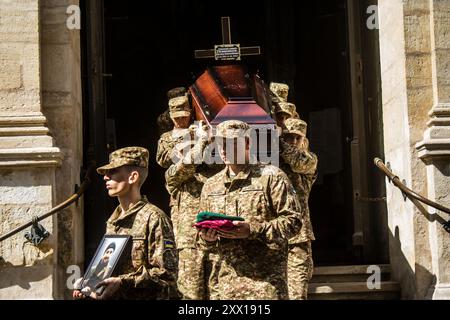 Lviv, Ukraine, 21 août 2024 cérémonie funéraire militaire devant l'église des très Saints Apôtres Pierre et Paul pour trois soldats ukrainiens Banque D'Images