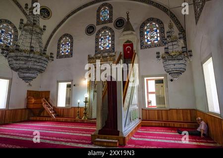 Trabzon, Turquie - 25 juillet 2024 : la mosquée Gulbahar Hatun construite au sud-ouest du bazar en 1514 à Trabzon, en Turquie. Banque D'Images