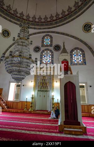 Trabzon, Turquie - 25 juillet 2024 : la mosquée Gulbahar Hatun construite au sud-ouest du bazar en 1514 à Trabzon, en Turquie. Banque D'Images