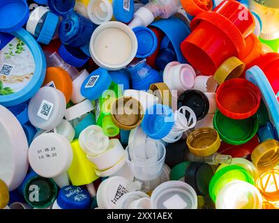 Dmitrov, Russie - 21 août 2023 : collecte de bouchons en plastique et d'autres matières plastiques recyclables Banque D'Images