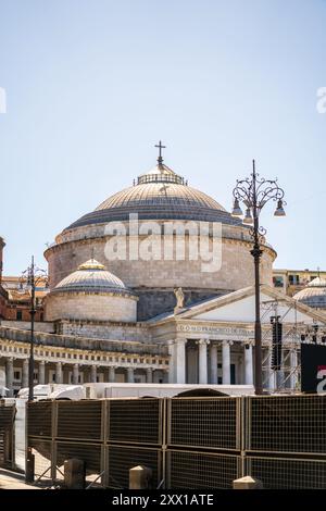 Naples, Italie - 24 juin 2024 : capturer l'architecture complexe et la grandeur de la basilique San Francesco di Paola à Naples, Italie. Cette historique la Banque D'Images