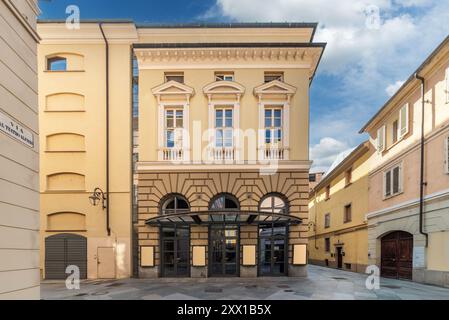 Asti, Italie - 20 août 2024 : Théâtre municipal Vittorio Alfieri vue de l'entrée extérieure de la façade du bâtiment ouvert en 1860 Banque D'Images