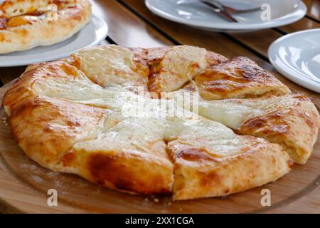 Pain géorgien traditionnel avec du fromage connu sous le nom d'imeruli khachapuri assiette en gros plan sur la table Banque D'Images