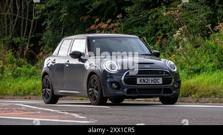 Potterspury, Northants, UK - 11 août 2024 : 2021 Mini Cooper S voiture conduisant sur une route britannique Banque D'Images