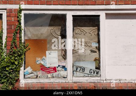 Exemple d'une vieille fenêtre de garage délabrée Banque D'Images