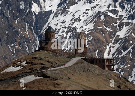 Église de la Trinité de Gergeti (Tsminda Sameba), église de la Sainte Trinité près du village de Gergeti en Géorgie, sous le mont Kazbegi Stepantsminda Banque D'Images