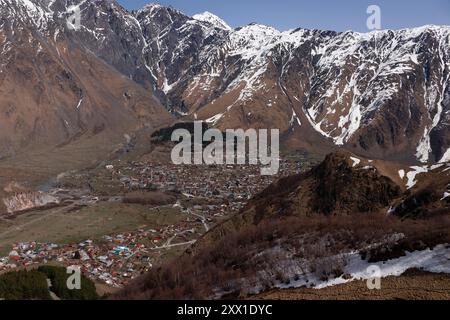 Mont Kazbegi Stepantsminda village géorgien dans une vallée Banque D'Images