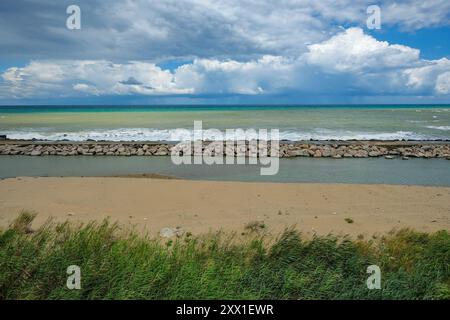 Sinop, Turquie - 31 juillet 2024 : vue sur la plage de Kumkapi à Sinop, Turquie. Banque D'Images