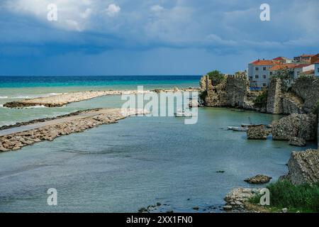 Sinop, Turquie - 31 juillet 2024 : vue sur la plage de Kumkapi à Sinop, Turquie. Banque D'Images