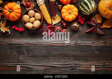 Concept de décoration de Thanksgiving et d'automne fabriqué à partir de feuilles d'automne et de citrouille sur fond en bois. Plat, vue de dessus avec espace de copie. Banque D'Images