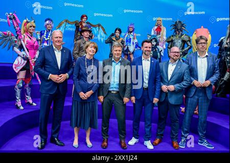 Gruppenfoto mit Henriette Reker, Robert Habeck, Michael Kellner, Eröffnung der Gamescom 2024 AM 21.08.24 Messe in Köln Deutschland. *** Photo de groupe avec Henriette Reker, Robert Habeck, Michael Kellner, ouverture de la Gamescom 2024 le 21 08 24 salon à Cologne en Allemagne Banque D'Images