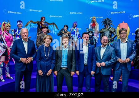 Gruppenfoto mit Henriette Reker, Robert Habeck, Michael Kellner, Eröffnung der Gamescom 2024 AM 21.08.24 Messe in Köln Deutschland *** photo de groupe avec Henriette Reker, Robert Habeck, Michael Kellner, ouverture de la Gamescom 2024 le 21 08 24 salon à Cologne en Allemagne Banque D'Images