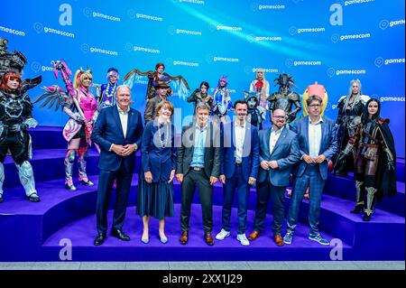 Gruppenfoto mit Henriette Reker, Robert Habeck, Michael Kellner, Eröffnung der Gamescom 2024 AM 21.08.24 Messe in Köln Deutschland. *** Photo de groupe avec Henriette Reker, Robert Habeck, Michael Kellner, ouverture de la Gamescom 2024 le 21 08 24 salon à Cologne en Allemagne Banque D'Images