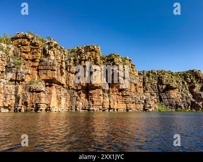 Imposantes formations rocheuses rouges dans le grès de Warton, King George River, Kimberley, Australie occidentale, Australie, Pacifique Banque D'Images