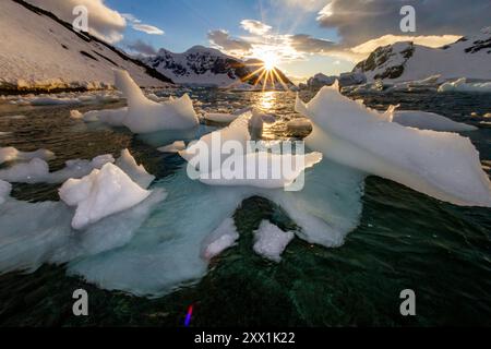 Coucher de soleil sur des morceaux de glace bergy au large de la côte de l'île de Danco, Antarctique, régions polaires Banque D'Images