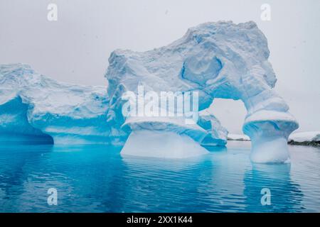 Icebergs près de la péninsule Antarctique pendant les mois d'été, Antarctique, Océan Austral, régions polaires Banque D'Images