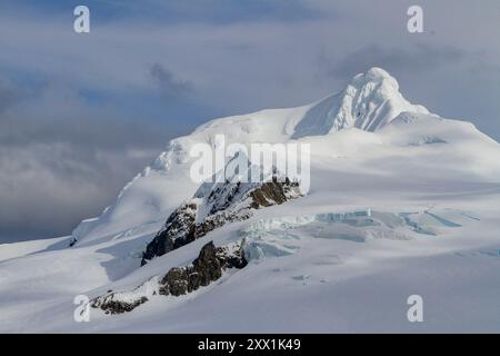 Vue de l'île de Livingston enneigée vue de l'île Half Moon dans le groupe des Shetland du Sud, Antarctique, régions polaires Banque D'Images