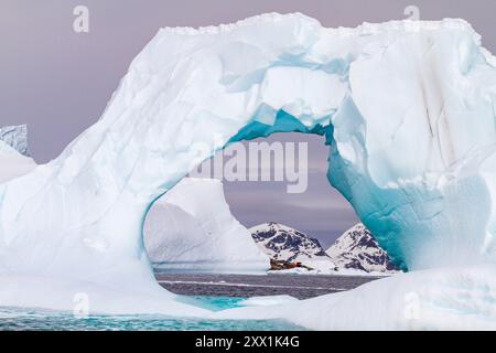 Icebergs près de la péninsule Antarctique pendant les mois d'été, Antarctique, Océan Austral, régions polaires Banque D'Images